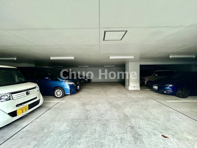 【駐車場】 | コスモ北綾瀬クイーンズテラス | 【敷地内駐車場】最新の空き状況や費用などの詳細は担当スタッフまでお問い合わせください。