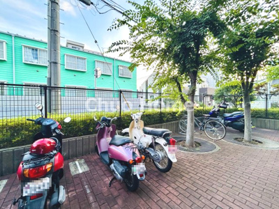 【駐車場】 | コスモ北綾瀬クイーンズテラス | 【バイク置場】最新の空き状況や費用などの詳細は担当スタッフまでお問い合わせください。