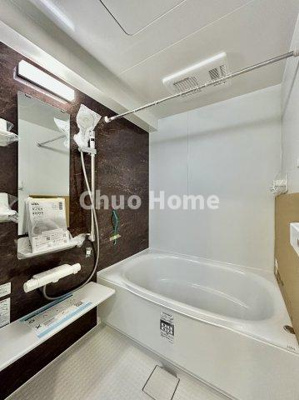 【浴室】 | コスモ北綾瀬クイーンズテラス | 【バスルーム】暖房換気乾燥機付きシステムバスルーム。暖房・冷風・換気・乾燥など、毎日を快適に過ごせるうれしい機能が揃っています。雨の日の洗濯物も安心です。