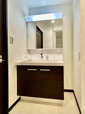 【独立洗面台】 | コスモ北綾瀬クイーンズテラス | 【洗面化粧台】洗面化粧台には三面鏡を採用。身だしなみを整えやすい事はもちろんですが、鏡の後ろに収納スペースを設ける事により、散らかりやすい洗面スペースをすっきりさせる事が出来るのも嬉しいですね