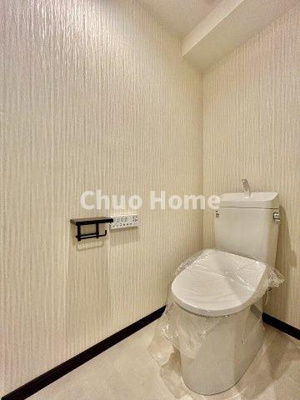 【トイレ】 | コスモ北綾瀬クイーンズテラス | 【トイレ】 収納スペースをしっかりと確保した温水洗浄便座機能付きトイレ。温水洗浄便座は清潔にお使いいただくための大切なアイテムです。