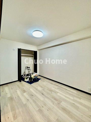 【洋室】 | コスモ北綾瀬クイーンズテラス | 【洋室】快適に過ごす条件は、一人ひとり違います。だからこそ飾り過ぎないシンプルな内装と偏り過ぎないデザインで統一しております。居住していく中でオーナー様だけの【マイホーム】に創り上げて下さい