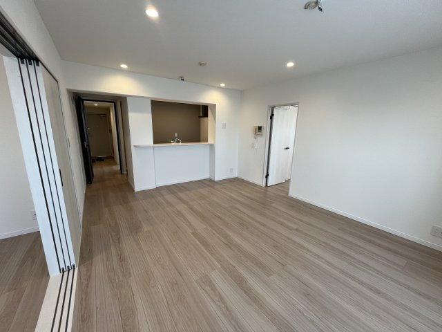 ライオンズマンション中央林間第７の居間・リビング|リビングからキッチン