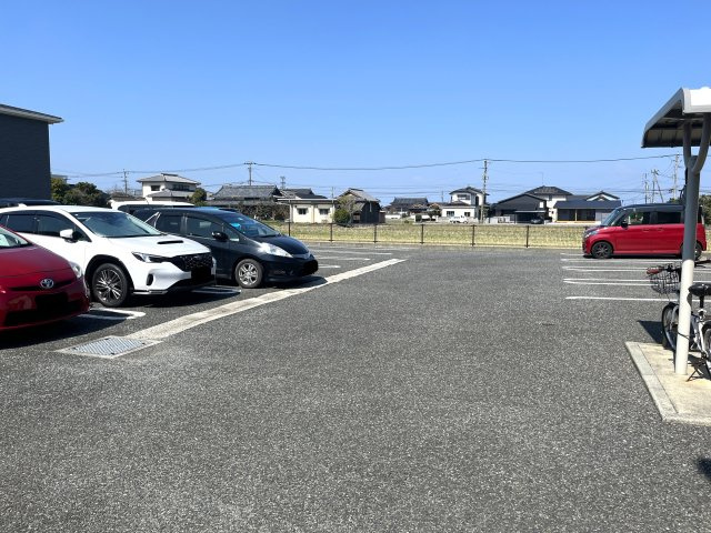 イースト　ワン　ハルズの駐車場