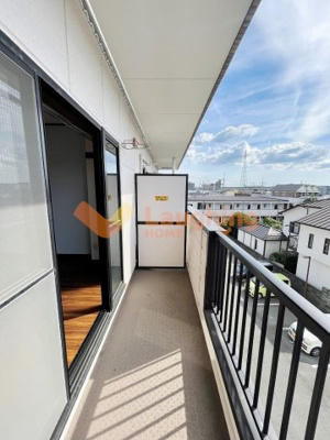 【バルコニー】 | クラウンV | 陽当たり良好なバルコニーです