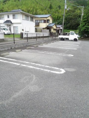 カサ　モデルナ　Ⅱの駐車場|駐車場があるので、車を買う予定の方も安心です