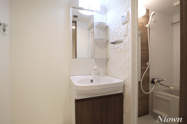 【独立洗面台】 | S-RESIDENCE鶴舞駅前 | 独立洗面台、小物を置くことができて便利です