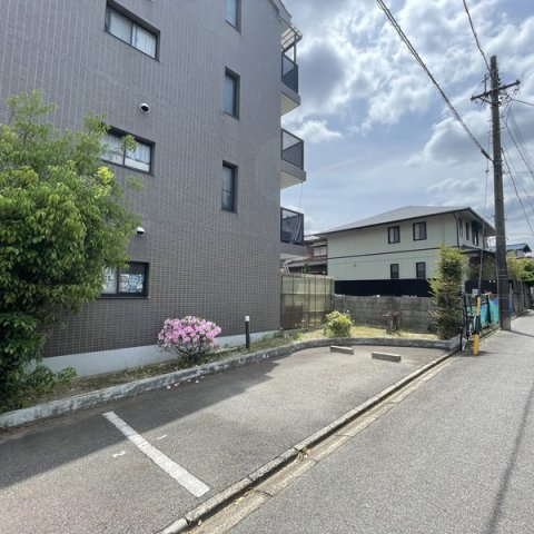 ファミール元桜田の駐車場