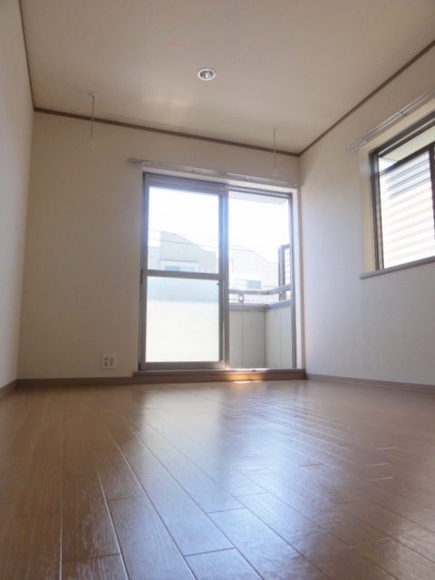 アイビーハウスの居間・リビング|★２面採光の明るい居室★