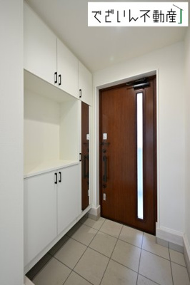 【玄関】 | LIGNAGE東松山市石橋  【平屋】新築住宅 | ≪2号棟≫清潔感溢れる玄関がお出迎えする本邸宅の物語は、ここから始まる日常を期待させます。この場所には「希望」と「優越」で包み込んでくれる「特別」な空間があります。
現地(2025年9月撮影)