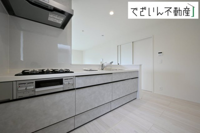 【キッチン】 | LIGNAGE東松山市石橋  【平屋】新築住宅 | 見通しの良い対面キッチン。会話を楽しみながらお料理をすることができますね♪
現地(2025年9月撮影)