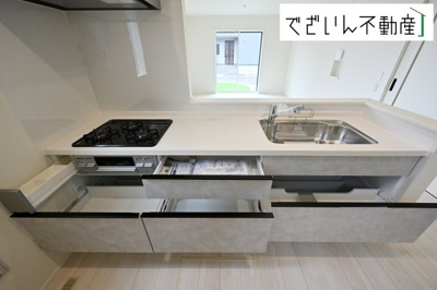 【キッチン】 | LIGNAGE東松山市石橋  【平屋】新築住宅 | ご家族みんなで調理ができる位のスペースを実現したキッチン空間となっております。みんなで作った料理を召し上がりながらの会話は、自然と笑いが絶えない空間がそこに広がります。
現地(2025年9月撮影)