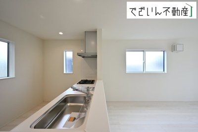 【キッチン】 | LIGNAGE東松山市石橋  【平屋】新築住宅 | ≪2号棟≫広がるやすらぎのプライベート空間。大きい窓から射しこむ眩い光が、広々とした空間を鮮やかに映し出します。
現地(2025年9月撮影)