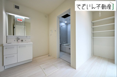 【独立洗面台】 | LIGNAGE東松山市石橋  【平屋】新築住宅 | ≪2号棟≫三面鏡の洗面化粧台は鏡の裏が収納になっており、整髪料などを収納しておくことができます。
現地(2025年9月撮影)