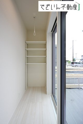 【ランドリースペース】 | LIGNAGE東松山市石橋  【平屋】新築住宅 | ≪2号棟≫室内物干し付きで、天候に左右されず洗濯ができる快適空間。共働き世帯の家事負担を軽減する、頼れるランドリースペースです。
現地(2025年9月撮影)