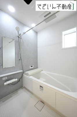 【浴室】 | LIGNAGE東松山市石橋  【平屋】新築住宅 | ≪2号棟≫上質な雰囲気のバスルーム。清潔感ある壁面デザインが魅力の浴室。一日の疲れを癒す、家族みんなのリラックス空間です。
現地(2025年9月撮影)