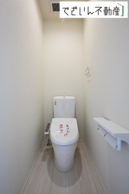 【トイレ】 | LIGNAGE東松山市石橋  【平屋】新築住宅 | ≪2号棟≫毎日使う場所だからこそ、快適さと美しさにこだわりを。使い勝手の良いトイレで見た目もスッキリしています。
現地(2025年9月撮影)