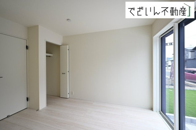 【洋室】 | LIGNAGE東松山市石橋  【平屋】新築住宅 | ≪2号棟≫センスが求められるプライベート空間だからこそ、自分の個性を飾るにふさわしい癒しと寛ぎの空間を演出します。
現地(2025年9月撮影)