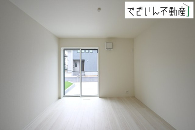 【居間・リビング】 | LIGNAGE東松山市石橋  【平屋】新築住宅 | ≪2号棟≫明るい採光とシンプルな内装が魅力の居室。子ども部屋や書斎、趣味スペースなど、ライフスタイルに合わせて柔軟に使えます。
現地(2025年9月撮影)