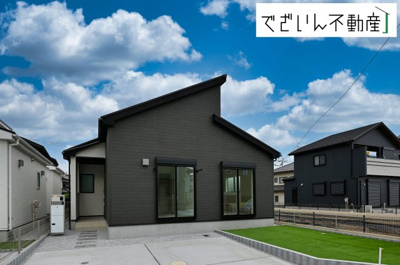 【外観】 | LIGNAGE東松山市石橋  【平屋】新築住宅 | ≪2号棟≫青空に映えるシンプルモダンな外観。家族の新しい毎日が、ここから始まる予感に満ちた一邸です。車どおりも少なく、閑静な住宅地にたたずむ平屋住宅です。
現地(2025年9月撮影)