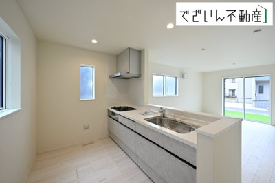 【キッチン】 | LIGNAGE東松山市石橋  【平屋】新築住宅 | ≪2号棟≫落ち着いた色合いのキッチン。デザイン性と機能性を兼ね備えた空間で、料理の時間がもっと楽しく、心地よくなります。
現地(2025年9月撮影)