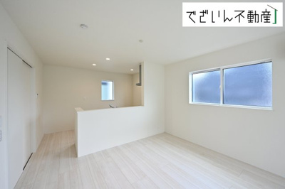 【居間・リビング】 | LIGNAGE東松山市石橋  【平屋】新築住宅 | ≪2号棟≫光と風が通る開放的なリビング空間。家族の時間がもっと心地よくなるリビングです。
現地(2025年9月撮影)