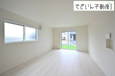 【居間・リビング】 | LIGNAGE東松山市石橋  【平屋】新築住宅 | ≪2号棟≫明るいリビングダイニング。明るい室内は気分も明るくなりますね！南向きの大きな窓から差し込む陽光が、毎日の暮らしを明るく照らす。子育てにも嬉しい安心設計です。
現地(2025年9月撮影)