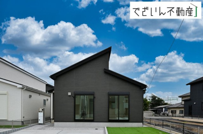 【外観】 | LIGNAGE東松山市石橋  【平屋】新築住宅 | ≪2号棟≫爽やかな青空の下に贅沢なほどに降り注ぐ陽光、豊かな居住性と、クオリティが見事に調和した住空間は、住まうことの喜びを感じさせてくれます。
現地(2025年9月撮影)