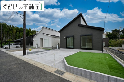 【前面道路含む現地写真】 | LIGNAGE東松山市石橋  【平屋】新築住宅 | ≪2号棟≫爽やかな青空の下に贅沢なほどに降り注ぐ陽光、豊かな居住性と、クオリティが見事に調和した住空間は、住まうことの喜びを感じさせてくれます。
現地(2025年9月撮影)