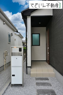 【玄関】 | LIGNAGE東松山市石橋  【平屋】新築住宅 | ≪2号棟≫居住者の帰り、訪れる方を優しく迎え、やすらぎに満ちた生活空間を予感させる。健やかな暮らしを楽しめそう。
現地(2025年9月撮影)