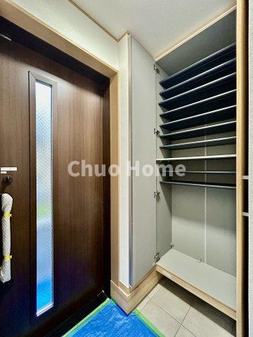 江戸川区南葛西6丁目新築分譲住宅の玄関|【玄関】玄関には大型のシューズクローゼットを設置しておりますのでいつでもスッキリりとした空間を保てます。玄関周りを清潔に使うのはとても大事なことですよね。