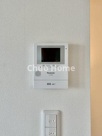 江戸川区南葛西6丁目新築分譲住宅のセキュリティ|【モニターホン】誰が来たかすぐにわかるカラーモニター付きインターホン。通話ボタンを押すまでは室内の音は漏れていませんので相手を確かめてから応対できます。