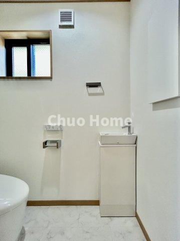 江戸川区南葛西6丁目新築分譲住宅の内装|【ウォシュレット】清潔に使いたいお手洗いには最適な設備です。もちろんウォームレットも標準装備です。