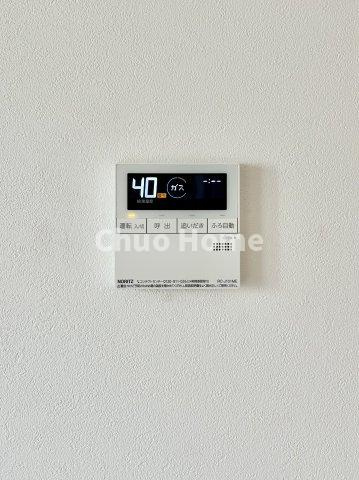 江戸川区南葛西6丁目新築分譲住宅の発電・温水設備|【給湯リモコン】外での一日を忘れさせてくれるオートバス機能でお好みの湯量・温度に調整された浴槽。