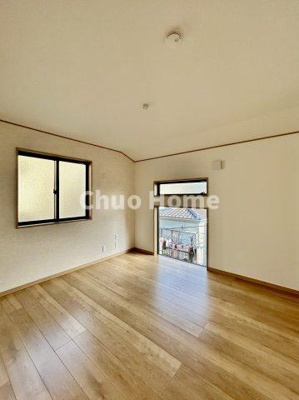 【寝室】 | 江戸川区南葛西6丁目新築分譲住宅 | 【寝室】心と体をゆったりと安らげる主寝室。寝室のゆとりが大きい分だけ、暮らしの安らぎは深まります。一日の疲れを癒すだけでなく、ご夫婦の親密な語らいを紡ぎ出します