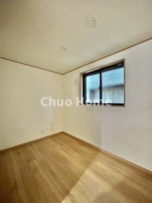 【子供部屋】 | 江戸川区南葛西6丁目新築分譲住宅 | 【子供部屋】お子様を持つ家庭の約6割が「家族や子どものため」に購入を希望。入学後の転校を避け、広い空間でのびのび育てたいなどの親心が、家探しのきっかけになっているようです。