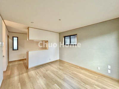 【キッチン】 | 江戸川区南葛西6丁目新築分譲住宅 | 視界に広がりを生むオープンなキッチン。料理や片付けをしながら、家族との会話を楽しんだり、リビングで遊ぶ子どもを見守れます。ご見学時には家具の配置などもイメージしながらぜひご覧になって見て下さい。