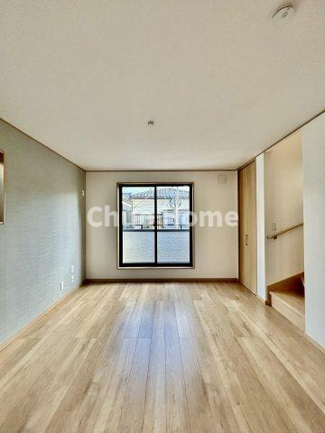 江戸川区南葛西6丁目新築分譲住宅の居間・リビング|【リビングダイニング】一日の中で多くの時間を過すことになるリビングダイニングだからこそ、いつも穏やかな空間であることが必然。爽やかな通風と採光を存分に感じる事が出来る空間です。