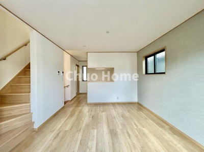 【ダイニング】 | 江戸川区南葛西6丁目新築分譲住宅 | 【ダイニング】忙しい朝でも、しっかり家族が揃って食事をして頂けるゆとりある大きさのダイニングスペース。奥様が作る手料理をカウンター越しに受けとって頂き、テーブルで囲む素敵な時間を存分に愉しんで下さい。