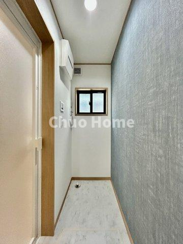 江戸川区南葛西6丁目新築分譲住宅のランドリースペース|【ランドリースペース】担当者がスケールを持ち歩いておりますので、ご見学時には現在お使いの洗濯機などがきちんと収まるかなどもチェックして下さい。見学前に測っておくと非常に便利だと思います。