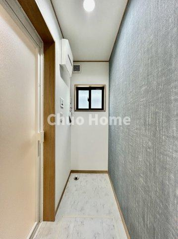 江戸川区南葛西6丁目新築分譲住宅の脱衣所|【洗面所】明るい洗面所は朝をすっきりさせてくれる空間です。バタバタしている忙しい朝でも収納が多い洗面台では短い時間で効率良く支度ができます。