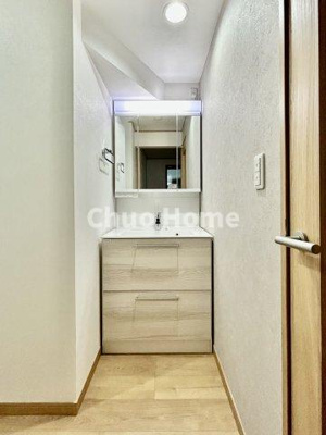 【独立洗面台】 | 江戸川区南葛西6丁目新築分譲住宅 | 【洗面化粧台】洗面化粧台には三面鏡を採用。身だしなみを整えやすい事はもちろんですが、鏡の後ろに収納スペースを設ける事により、散らかりやすい洗面スペースをすっきりさせる事が出来るのも嬉しいですね