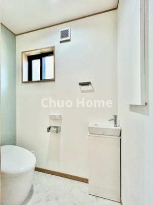 【トイレ】 | 江戸川区南葛西6丁目新築分譲住宅 | 【トイレ】 収納スペースをしっかりと確保した温水洗浄便座機能付きトイレ。温水洗浄便座は清潔にお使いいただくための大切なアイテムです。