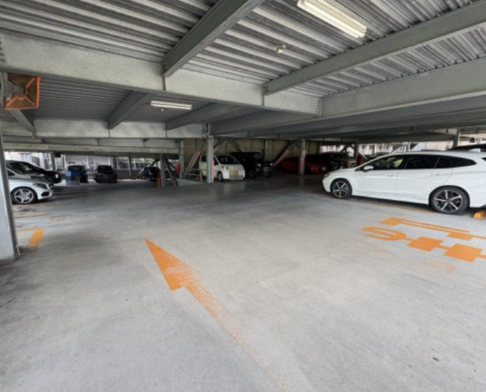 アイビーヒルズ久里浜4番館の駐車場