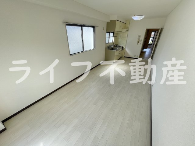 ベルメゾン伍の坪の内装|明るい室内です