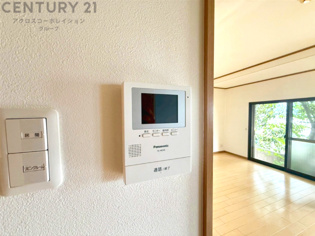 訪問者が来たときにテレビ画面で確認できるため、安心してドアを開けられます。録画機能があるものもあり、留守中に来訪者を記録しておくことができます。利便性が高く、セキュリティ面でも安心です。