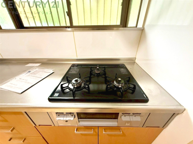 多数の調理器具を同時に使用でき、料理の効率化が可能。省エネで節約になり、様々な料理スタイルに適応できます。また、火力調整が独立しており、手入れや掃除もしやすく、今よりもっとお料理が楽しくなるかも。