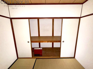 押入れは季節の衣類、寝具などを収納できます。伝統的な美しさと実用性が融合し、収納物を保護する調湿・換気効果があります。使い方によっては書類や小物なども効果的に整理でき空間を有効活用できます。