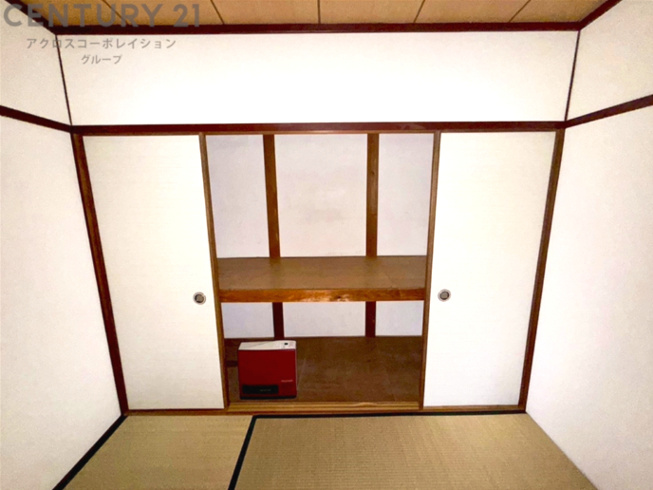 押入れは季節の衣類、寝具などを収納できます。伝統的な美しさと実用性が融合し、収納物を保護する調湿・換気効果があります。使い方によっては書類や小物なども効果的に整理でき空間を有効活用できます。