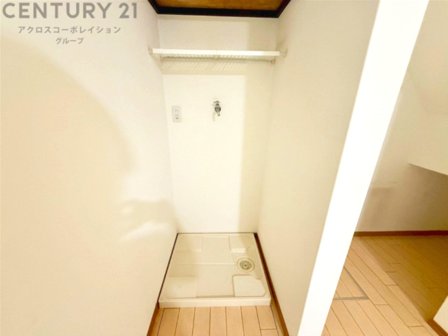 洗濯物の仕分け作業がしやすく、整理整頓が容易になります。洗濯音や湿気を他の部屋に持ち込まず、生活環境を快適に保ちます。上部を活用すれば収納スペースを確保でき洗剤や洗濯用品の整理もしやすくなります。